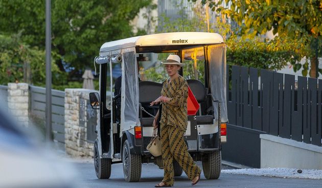 Kylie Minogue viđena kako u opuštenom izdanju izlazi iz luksuzne vile u Rovinju