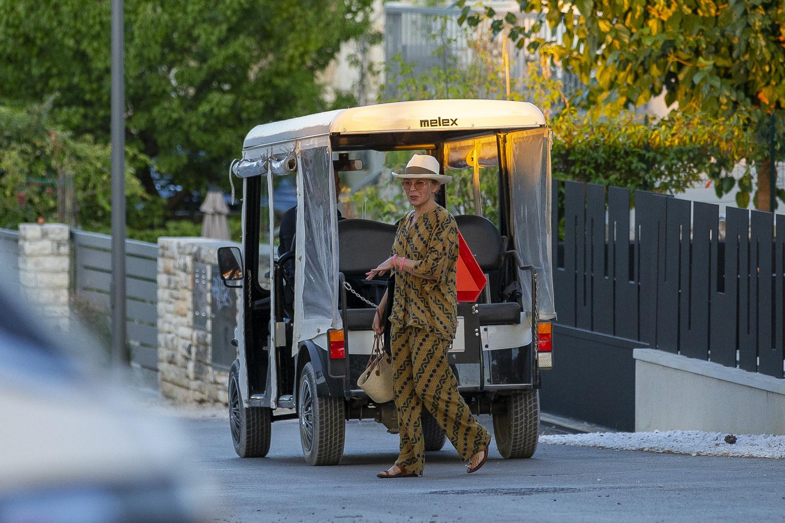 Kylie Minogue viđena kako u opuštenom izdanju izlazi iz luksuzne vile u Rovinju