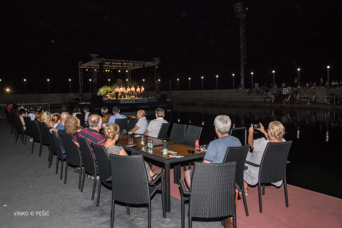 Zorica Kondža i klapa Cambi @ bazen Ilirije u Biogradu