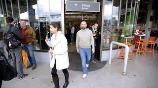 Ljubljana, 071110.
Danas je na ljubljansku zracnu luku Brnik stigao glumac Halit Ergenc poznatiji kao Onur iz sapunice 1001 noc. Stigao je avionom Turkisch airlinesa iz Istanbula.
Na slici: glumac Halit Ergenc u slovenskoj zracnoj luci.
Foto: Sime Sokota Ljubljana, 071110.
Danas je na ljubljansku zracnu luku Brnik stigao glumac Halit Ergenc poznatiji kao Onur iz sapunice 1001 noc. Stigao je avionom Turkisch airlinesa iz Istanbula.
Na slici: glumac Halit Ergenc u slovenskoj zracnoj luci.
Foto: Sime Sokota