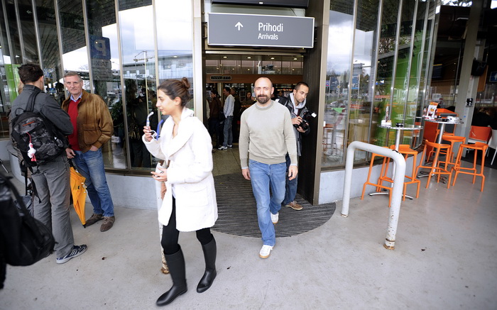 Ljubljana, 071110.
Danas je na ljubljansku zracnu luku Brnik stigao glumac Halit Ergenc poznatiji kao Onur iz sapunice 1001 noc. Stigao je avionom Turkisch airlinesa iz Istanbula.
Na slici: glumac Halit Ergenc u slovenskoj zracnoj luci.
Foto: Sime Sokota Ljubljana, 071110.
Danas je na ljubljansku zracnu luku Brnik stigao glumac Halit Ergenc poznatiji kao Onur iz sapunice 1001 noc. Stigao je avionom Turkisch airlinesa iz Istanbula.
Na slici: glumac Halit Ergenc u slovenskoj zracnoj luci.
Foto: Sime Sokota