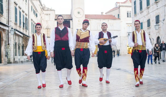 Dubrovačka klapa Kaše nastupa na Trgu Brce u Biogradu na moru Dubrovačka klapa Kaše nastupa na Trgu Brce u Biogradu na moru