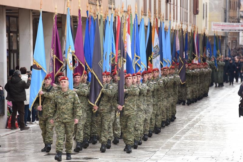 Paljenjem svijeća i polaganjem vijenaca, te mimohodom postrojbi započelo svečano obilježavanje 23. obljetnice VRO Maslenica. Foto. Dino Stanin/PIXSELL Paljenjem svijeća i polaganjem vijenaca, te mimohodom postrojbi započelo svečano obilježavanje 23. obljetnice VRO Maslenica. Foto. Dino Stanin/PIXSELL