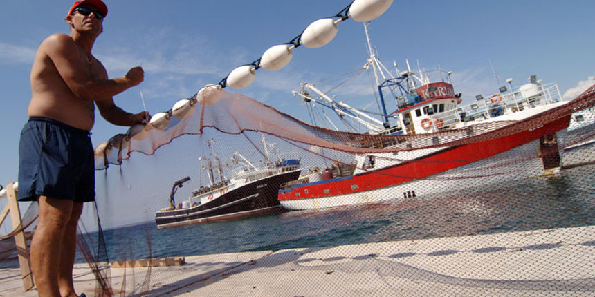 Kali, Ugljan, 080709.
Kali je mjesto najpoznatijih ribara na Jadranu koji su svoja ribarska i pomorska umjeca dokazali i na svjetskim morima, sto dokazuju i dvije lucice pune ribarskih brodova i ribari koji su na gatovima zaokupljeni oko krpanja mreza. 
F