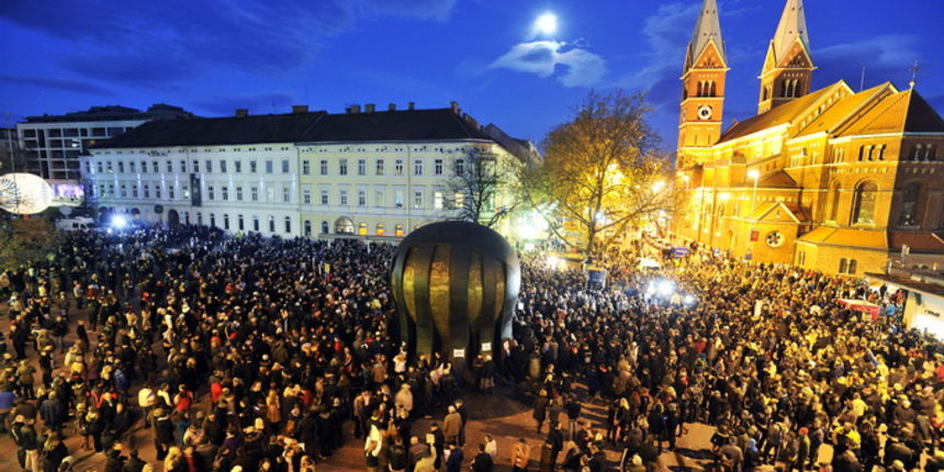Maribor, Slovenija, 261112.
Prosvjed gradjana Maribora protiv trenutacnog gradonacelnika Franca Kanglera, osumnjicenog za umijesanost u korupciju. Prosvjed je zapoceo okupljanjem nekoliko tisuca ljudi na Trgu Svobode, gdje su okupljeni zapalili slamnatu l