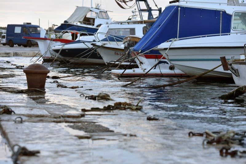 Sibenik – Zbog velike plime u gradu poplavio dio rive u starom dijelu grada Dolcu. Photo: Hrvoje Jelavic/PIXSELL