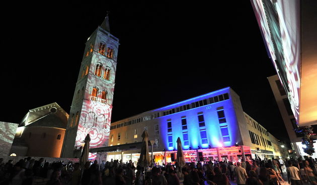 Zadar, 280712.
Veceras je koncertom rap skupine Djecaci popracenim posebnim svjetlosnim efektima svecano otvoren hostel Forum.
Na fotografiji: detalj s otvorenja.
Foto: Luka Gerlanc / CROPIX
