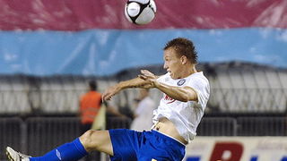 Split, 050810.
Na punom stadionu u Poljudu odigrala se uzvratna utakmica treceg pretkola Europske lige izmedju Hajdula i Dinama iz Bukuresta.U prvoj utakmici Dinamo je u Bukurestu pobijedio rezultatom 3 : 1.
Mario Brkljaca iznad igraca Dinama.
Foto: Niko Split, 050810.
Na punom stadionu u Poljudu odigrala se uzvratna utakmica treceg pretkola Europske lige izmedju Hajdula i Dinama iz Bukuresta.U prvoj utakmici Dinamo je u Bukurestu pobijedio rezultatom 3 : 1.
Mario Brkljaca iznad igraca Dinama.
Foto: Niko