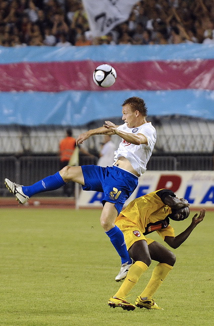Split, 050810.
Na punom stadionu u Poljudu odigrala se uzvratna utakmica treceg pretkola Europske lige izmedju Hajdula i Dinama iz Bukuresta.U prvoj utakmici Dinamo je u Bukurestu pobijedio rezultatom 3 : 1.
Mario Brkljaca iznad igraca Dinama.
Foto: Niko Split, 050810.
Na punom stadionu u Poljudu odigrala se uzvratna utakmica treceg pretkola Europske lige izmedju Hajdula i Dinama iz Bukuresta.U prvoj utakmici Dinamo je u Bukurestu pobijedio rezultatom 3 : 1.
Mario Brkljaca iznad igraca Dinama.
Foto: Niko