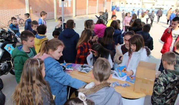 Izložba oldtimera na radost učenika OŠ Šime Budinića