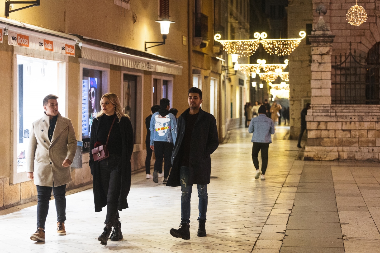 Građani na ulicama Zadra poštujući mjere dočekali 2021. godinu