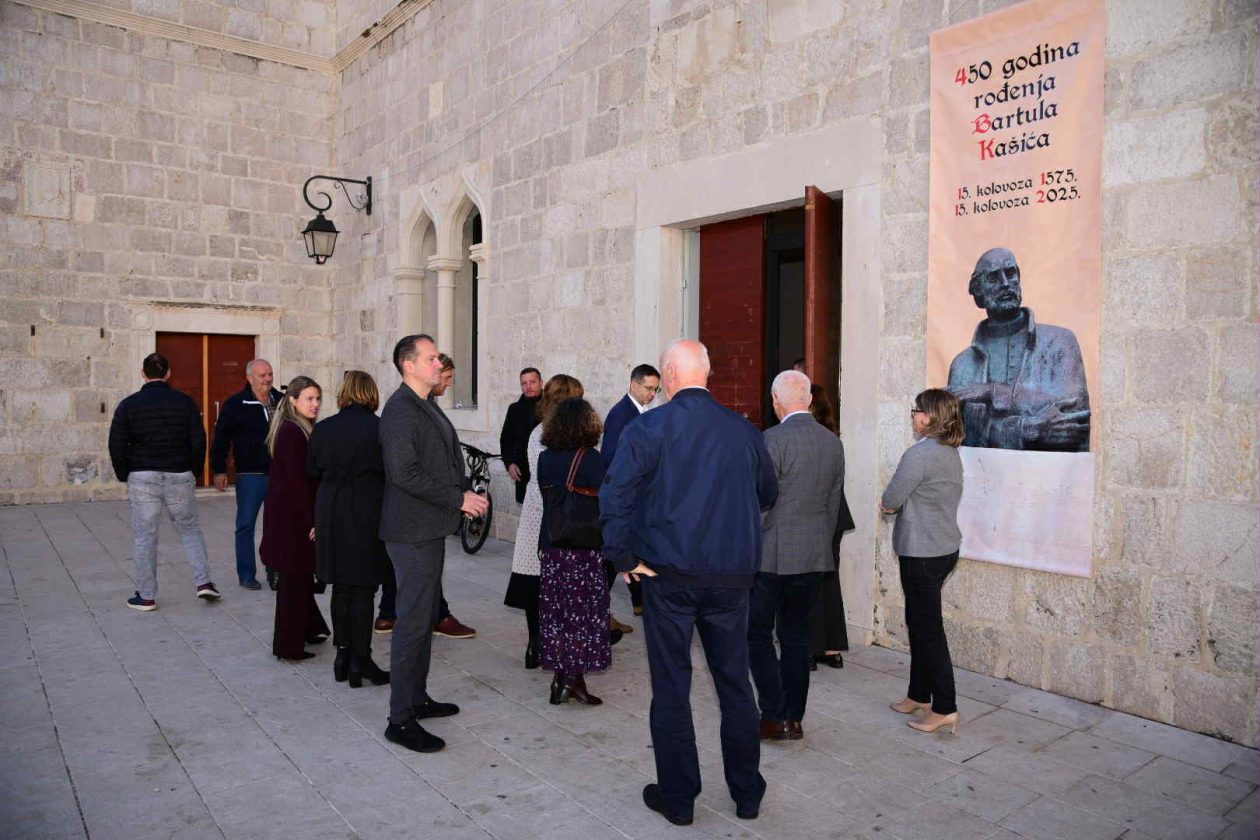 79815432-3d4a-4660-bf35-09ca82ab030f 79815432-3d4a-4660-bf35-09ca82ab030f