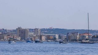 Tunuara 2016 – defile ribarica, spremanje brudeta, demonstracija ribarske vještine i koncert Zorica Kondža. Foto: TZ općine Kali/Adam Vidas Tunuara 2016 – defile ribarica, spremanje brudeta, demonstracija ribarske vještine i koncert Zorica Kondža. Foto: TZ općine Kali/Adam Vidas