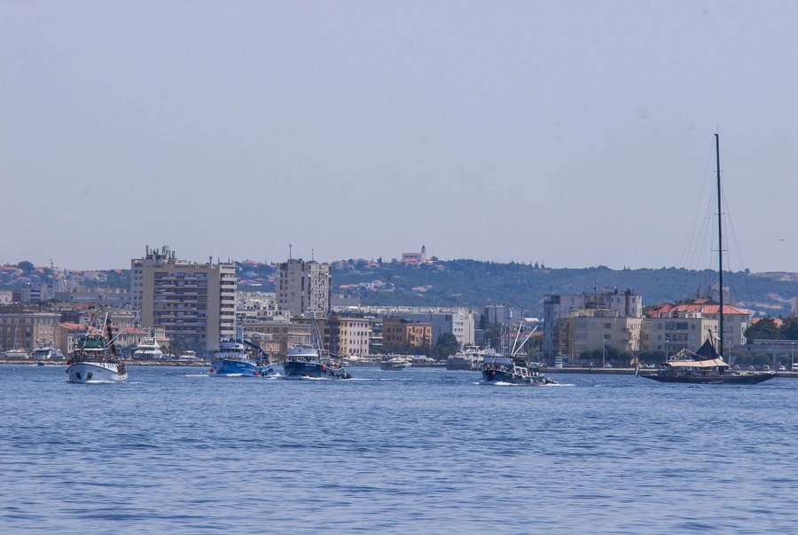 Tunuara 2016 – defile ribarica, spremanje brudeta, demonstracija ribarske vještine i koncert Zorica Kondža. Foto: TZ općine Kali/Adam Vidas Tunuara 2016 – defile ribarica, spremanje brudeta, demonstracija ribarske vještine i koncert Zorica Kondža. Foto: TZ općine Kali/Adam Vidas