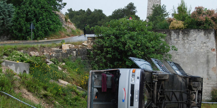 Dvadesetak Ceskih turista lakse je ozlijedjeno pri izlijetanju autobusa kod kamenoloma Antenal. Autobus je sletio s ceste u tri metra duboku provaliju te se prevrnuo najvjerojatnije zbog mokrog kolnika i neprilagodjene brzine. Foto: Goran Sebelic / CROPIX