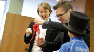 Luki Modriću u dječjoj bolnici u Klaićevoj uručena nagrada nogometaša godine, Photo: Petar Glebov/PIXSELL Luki Modriću u dječjoj bolnici u Klaićevoj uručena nagrada nogometaša godine, Photo: Petar Glebov/PIXSELL