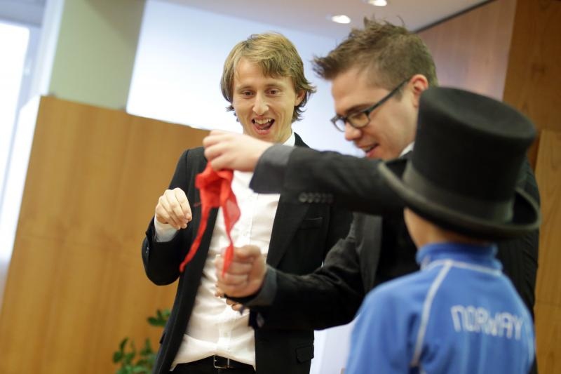 Luki Modriću u dječjoj bolnici u Klaićevoj uručena nagrada nogometaša godine, Photo: Petar Glebov/PIXSELL Luki Modriću u dječjoj bolnici u Klaićevoj uručena nagrada nogometaša godine, Photo: Petar Glebov/PIXSELL