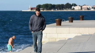 Unatoč hladnom moru i niskoj temperaturi zraka, hrabri se kupač osvježio na Morskim orguljama. Foto: Dino Stanin/PIXSELL Unatoč hladnom moru i niskoj temperaturi zraka, hrabri se kupač osvježio na Morskim orguljama. Foto: Dino Stanin/PIXSELL