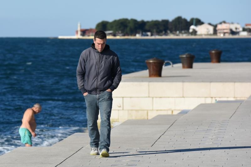 Unatoč hladnom moru i niskoj temperaturi zraka, hrabri se kupač osvježio na Morskim orguljama. Foto: Dino Stanin/PIXSELL Unatoč hladnom moru i niskoj temperaturi zraka, hrabri se kupač osvježio na Morskim orguljama. Foto: Dino Stanin/PIXSELL