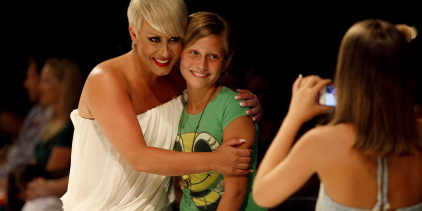 Zadar, 150711.
Druga vecer Zadar Fashion Nightsa, kojeg organiziraju Stefany Hohnjec i Aleksandra Grdic. Revije se odrzavaju na Forumu kraj crvke Sv Donata.
Na slici: Indira iz grupe Colonia.
Foto: Jure Miskovic / CROPIX