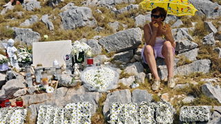 Kornat, 300811.
Obiljezavanje 4. obljetnice kornatske tragedije, u kojoj je, gaseci pozar na Kornatu 30. kolovoza 2007. godine, smrtno stradalo 12 vatrogasaca. Obitelji poginulih vatrogasaca, njihovi prijatelji te visoko izaslanstvo na otoku Kornat, u uv Kornat, 300811.
Obiljezavanje 4. obljetnice kornatske tragedije, u kojoj je, gaseci pozar na Kornatu 30. kolovoza 2007. godine, smrtno stradalo 12 vatrogasaca. Obitelji poginulih vatrogasaca, njihovi prijatelji te visoko izaslanstvo na otoku Kornat, u uv