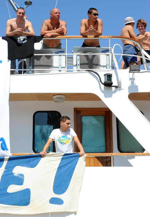 Zadar, 200811.
Navijacka skupina Tornado iz Zadra krenula je brodom na nogometnu utakmicu 5. kola 1. HNL-a u Sibeniku
Foto: Andrija Lucic / CROPIX Zadar, 200811.
Navijacka skupina Tornado iz Zadra krenula je brodom na nogometnu utakmicu 5. kola 1. HNL-a u Sibeniku
Foto: Andrija Lucic / CROPIX