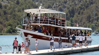 Skradin pun turista, za posjet Nacionalnom parku Krka čeka se u redu Skradin pun turista, za posjet Nacionalnom parku Krka čeka se u redu