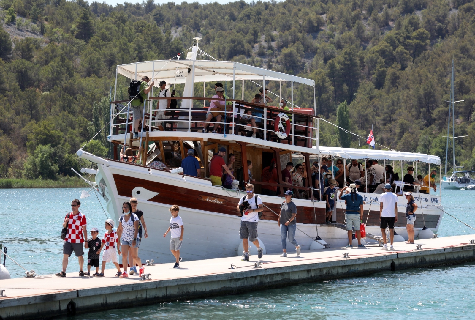 Skradin pun turista, za posjet Nacionalnom parku Krka čeka se u redu Skradin pun turista, za posjet Nacionalnom parku Krka čeka se u redu