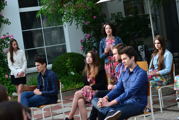 Kazališna udruga “Igrajmo se” predstavila je dramsku igru “Coffee to go” u atriju Gradske knjižnice Zadar