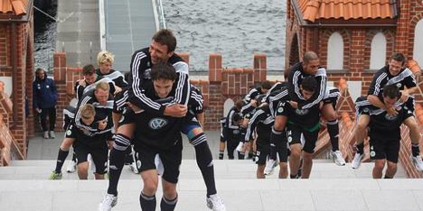 Mario Mandžukić i Srđan Lakić, foto: vfl-wolfsburg.de Mario Mandžukić i Srđan Lakić, foto: vfl-wolfsburg.de