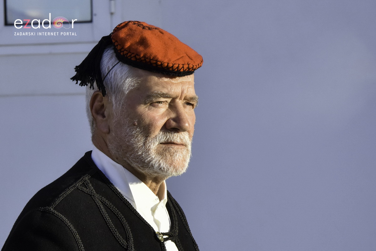 Paški zimski karneval 2018: Karnevalska povorka prošla ulicama grada do Pijace