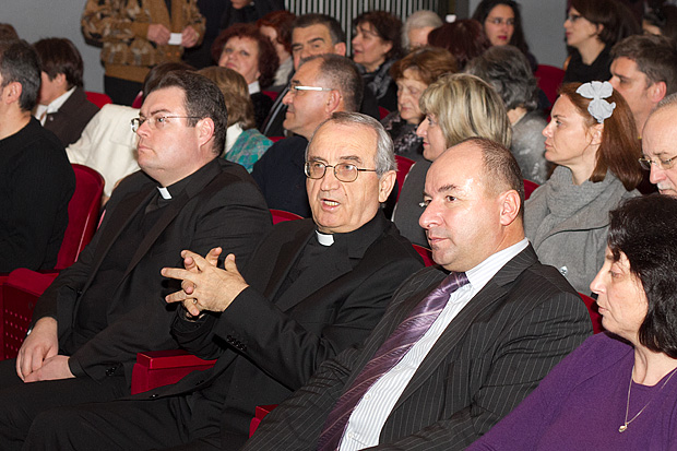 HNK Zadar: “Ljubi s ljubavlju”, foto: Leo Banić HNK Zadar: “Ljubi s ljubavlju”, foto: Leo Banić