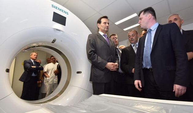 Ministar zdravlja dr. Dario Nakić predao je OB Zadar novi CT uredjaj vrijedan 5,5 milijuna kuna, ciju je nabavu osiguralo ministarstvo. Photo: Dino Stanin/PIXSELL
