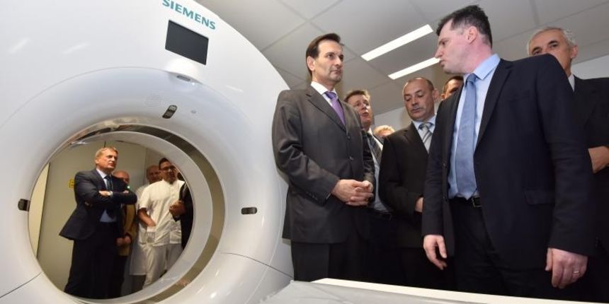 Ministar zdravlja dr. Dario Nakić predao je OB Zadar novi CT uredjaj vrijedan 5,5 milijuna kuna, ciju je nabavu osiguralo ministarstvo. Photo: Dino Stanin/PIXSELL Ministar zdravlja dr. Dario Nakić predao je OB Zadar novi CT uredjaj vrijedan 5,5 milijuna kuna, ciju je nabavu osiguralo ministarstvo. Photo: Dino Stanin/PIXSELL