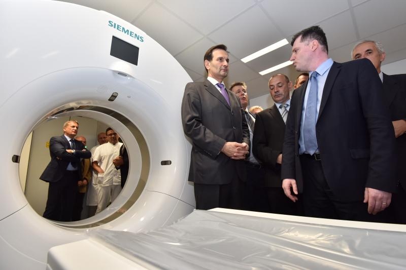 Ministar zdravlja dr. Dario Nakić predao je OB Zadar novi CT uredjaj vrijedan 5,5 milijuna kuna, ciju je nabavu osiguralo ministarstvo. Photo: Dino Stanin/PIXSELL Ministar zdravlja dr. Dario Nakić predao je OB Zadar novi CT uredjaj vrijedan 5,5 milijuna kuna, ciju je nabavu osiguralo ministarstvo. Photo: Dino Stanin/PIXSELL