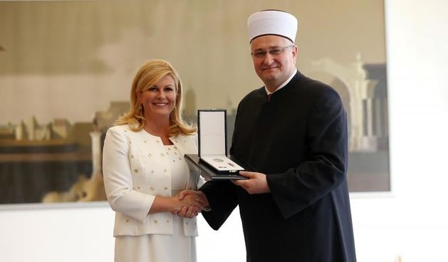 Predsjednica Kolinda Grabar-Kitarovic urucila je odlikovanje “Red Ante Starcevica” muftiji Azizu ef. Hasanovicu, predsjedniku Mesihata Islamske zajednice.