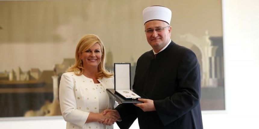 Predsjednica Kolinda Grabar-Kitarovic urucila je odlikovanje “Red Ante Starcevica” muftiji Azizu ef. Hasanovicu, predsjedniku Mesihata Islamske zajednice.
