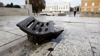 Zadar, 121211.
Jaka kisa koja je u jutarnjim satima pala na podrucje Zadra uzrokovala je manje poteskoce u prometu te je poplavljeno nekoliko podruma koja su u brzom vremenu uz pomoc tvrtke Odvodnja i zadarskih vatrogasaca ispumpana. Na slici otvoreni sah Zadar, 121211.
Jaka kisa koja je u jutarnjim satima pala na podrucje Zadra uzrokovala je manje poteskoce u prometu te je poplavljeno nekoliko podruma koja su u brzom vremenu uz pomoc tvrtke Odvodnja i zadarskih vatrogasaca ispumpana. Na slici otvoreni sah