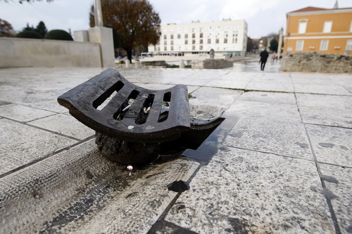 Zadar, 121211.
Jaka kisa koja je u jutarnjim satima pala na podrucje Zadra uzrokovala je manje poteskoce u prometu te je poplavljeno nekoliko podruma koja su u brzom vremenu uz pomoc tvrtke Odvodnja i zadarskih vatrogasaca ispumpana. Na slici otvoreni sah Zadar, 121211.
Jaka kisa koja je u jutarnjim satima pala na podrucje Zadra uzrokovala je manje poteskoce u prometu te je poplavljeno nekoliko podruma koja su u brzom vremenu uz pomoc tvrtke Odvodnja i zadarskih vatrogasaca ispumpana. Na slici otvoreni sah