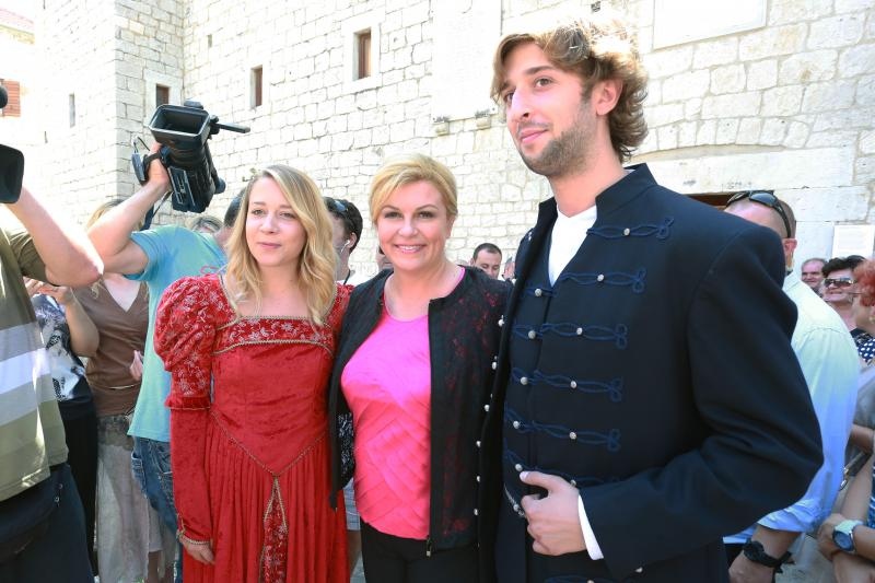 Kaštel Lukšić: Kolinda Grabar-Kitarović obišla Muzej grada Kaštela u dvorcu Vitturi Kaštel Lukšić: Kolinda Grabar-Kitarović obišla Muzej grada Kaštela u dvorcu Vitturi