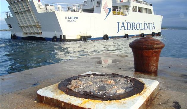 Trajekt srušio lučko svjetlo u Tkonu