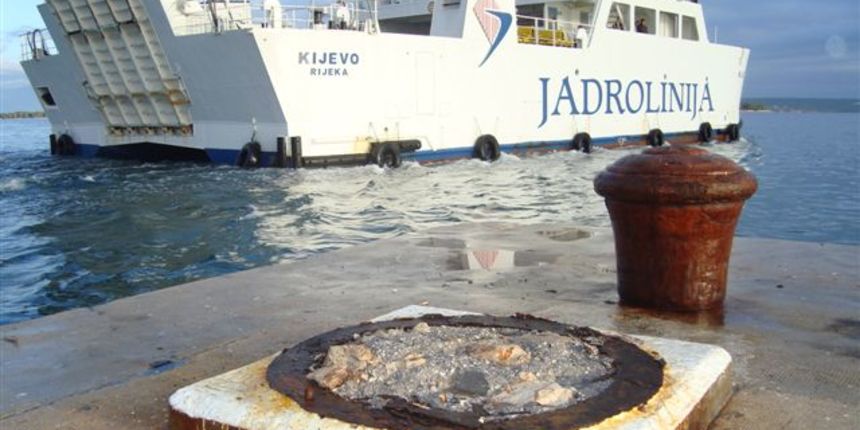 Trajekt srušio lučko svjetlo u Tkonu Trajekt srušio lučko svjetlo u Tkonu