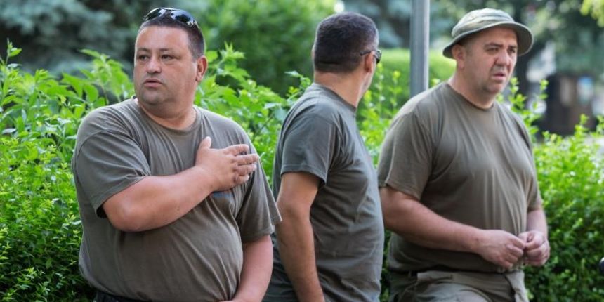 U Ministarstvu unutarnjih poslova u Savskoj cesti odrzan je sastanak strajkaskog odbora pirotehnicara tvrtke Mungos i ministra unutarnjih poslova Vlahe Orepica. Pripadnici Mungosa cekaju ispred ministarstva izlazak svojih pregovarac U Ministarstvu unutarnjih poslova u Savskoj cesti odrzan je sastanak strajkaskog odbora pirotehnicara tvrtke Mungos i ministra unutarnjih poslova Vlahe Orepica. Pripadnici Mungosa cekaju ispred ministarstva izlazak svojih pregovarac