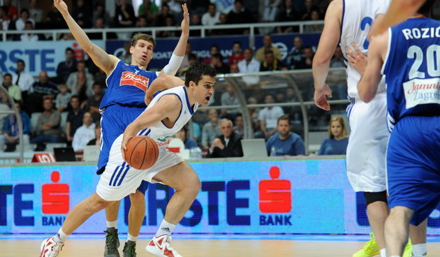 Zadar, 180512Dvorana Kresimira Cosica.Kosarkaska utakimca A1 lige, polufinale doigravanja izmedju KK Zadar i KK Cibona.Na fotografiji: Goran Vrbanc (34), Tomislav Zubcic (rasirenih ruku)Foto: Luka Gerlanc / CROPIX