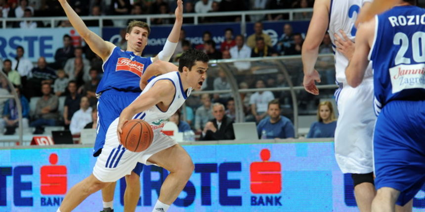 Zadar, 180512Dvorana Kresimira Cosica.Kosarkaska utakimca A1 lige, polufinale doigravanja izmedju KK Zadar i KK Cibona.Na fotografiji: Goran Vrbanc (34), Tomislav Zubcic (rasirenih ruku)Foto: Luka Gerlanc / CROPIX