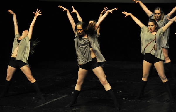 Zadar, 180513.
Veceras je u kazalistu lutaka odrzan Zadarski plesni festival In memoriam Nives Simatovic-Predovan na kojem se predstavilo 19 plesnih ansambla iz 12 gradova.
Na fotografiji: nastup na plesnom festivalu.
Foto: Luka Gerlanc / CROPIX Zadar, 180513.
Veceras je u kazalistu lutaka odrzan Zadarski plesni festival In memoriam Nives Simatovic-Predovan na kojem se predstavilo 19 plesnih ansambla iz 12 gradova.
Na fotografiji: nastup na plesnom festivalu.
Foto: Luka Gerlanc / CROPIX