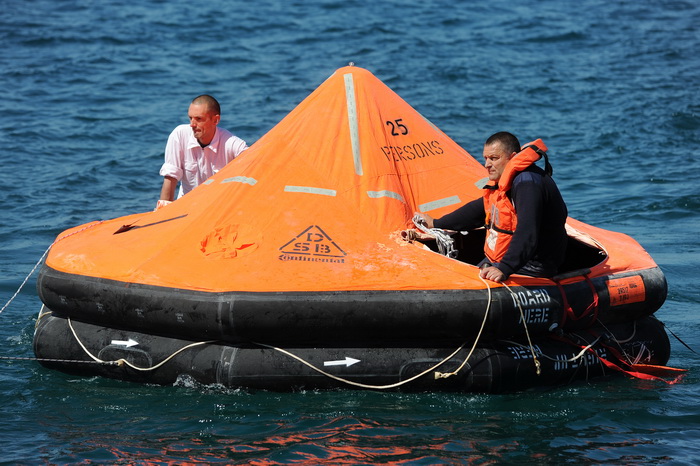 Zadar, 190413.
Pokazno-edukacijska vjezba spasavanja na moru “More i sigurnost” na moru ispred Morskih orgulja; sudjelovalo je 14 institucija (policija, vatrogasci, Crveni kriz, hitna pomoc, ronilacki klubovi…). Simuliran je pozar na Jadrolinijinom traj