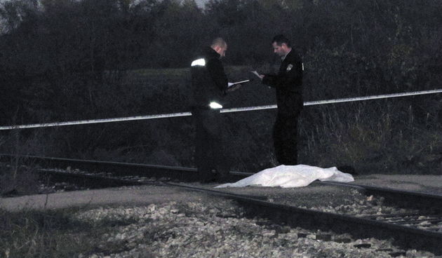 Sisak, 291010. Valentina Horvat, jednoipolgodisnja djevojcica iz Siska, poginula je predvecer u prometnoj nesreci nedaleko od svoje kuce u Ulici Rade Koncara. Na nju je naletio teretni vlak na odvojku pruge kojom se cisterne pune goriva odvoze iz Rafineri