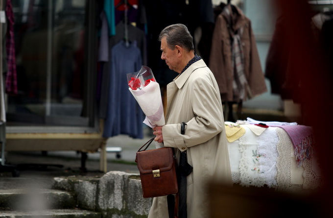 Zadar, 080313.
Danas se diljem svijeta, pa tako i u Zadru, obiljezava Medjunarodni dan zena.
Zadrani su danas zenama, prema obicaju, poklanjali cvijece.
Na fotografiji: detalj sa zadarske trznice.
Foto: Jure Miskovic / CROPIX