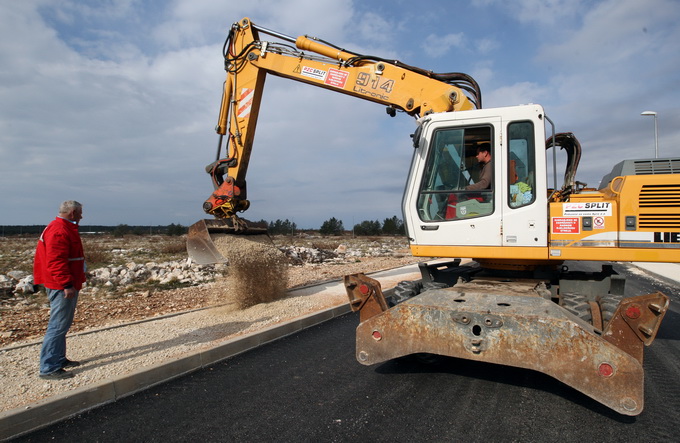Zadar, Murvica, 210213.
Poslovna zona Murvica jug. Ulazak i radovi u poslovnoj zonu Murvica jug koja bi do ljeta trebala biti zavrsena. Radovi su u tijeku.
Foto: Jure Miskovic / CROPIX